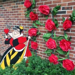 Wall decor of the Queen of Hearts with roses